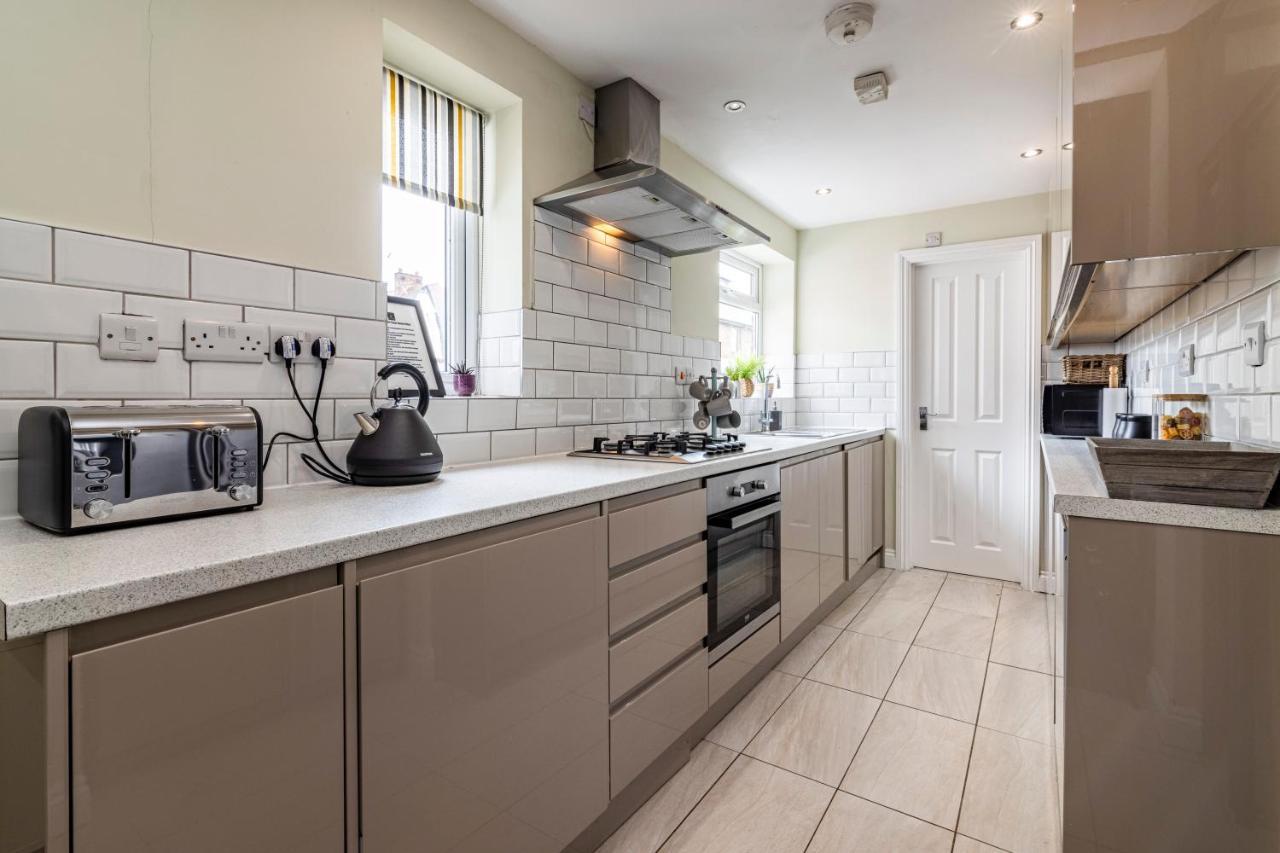 4 Bed Terraced House In Beeston With Convenient Centre Access Apartment