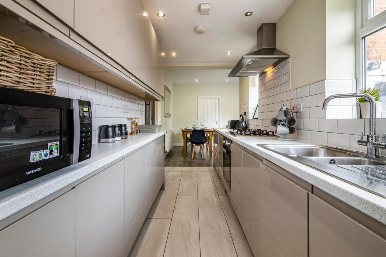 Apartment 4 Bed Terraced House In Beeston With Convenient Centre Access