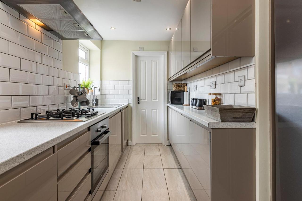 Apartment 4 Bed Terraced House In Beeston With Convenient Centre Access